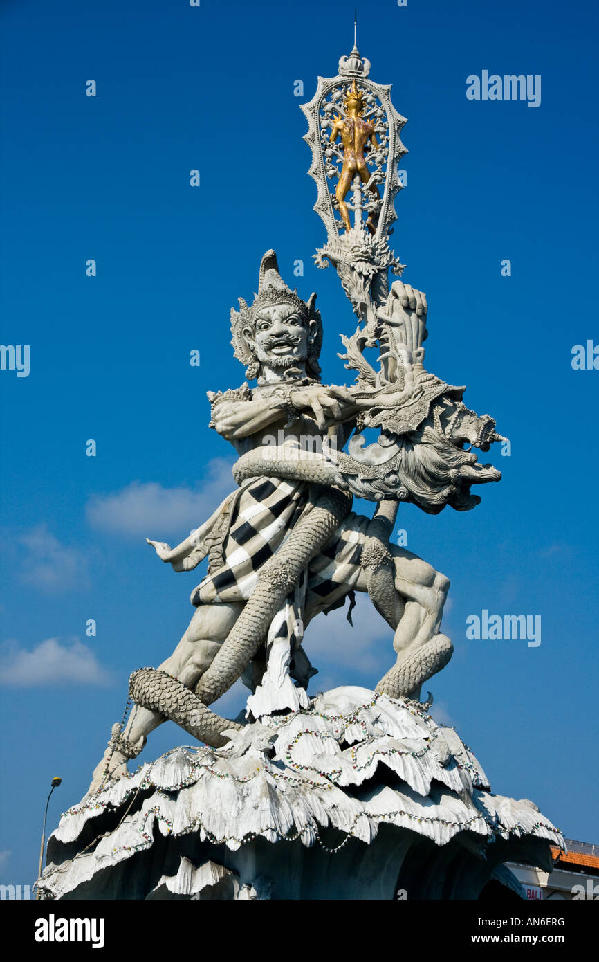 Enorme statua indù su una rotatoria Kuta Bali Indonesia Foto Stock