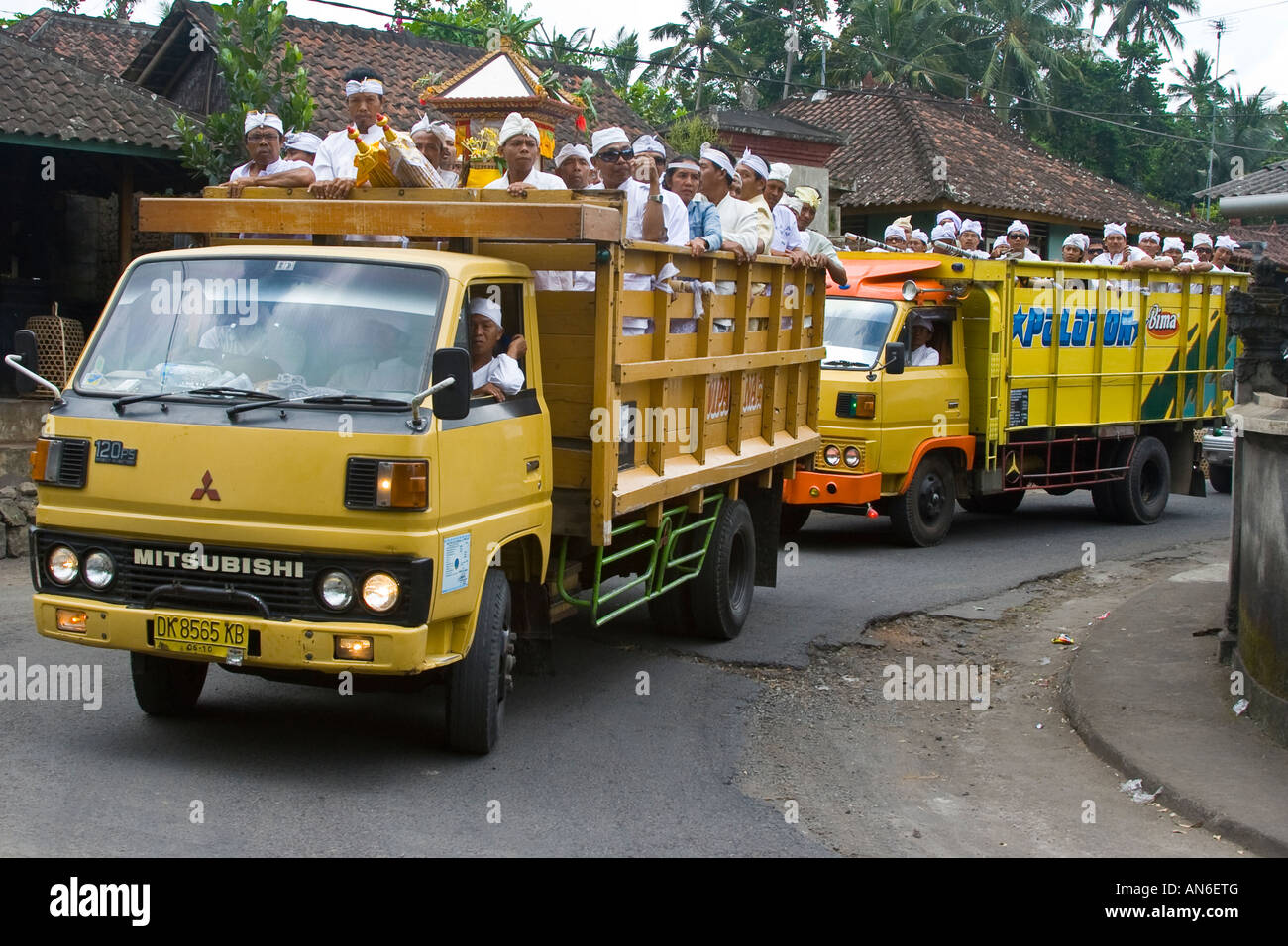 Truckload di adoratori di arrivare per Odalan a pura Basukian o Besakih Puseh Jagat tempio indù Bali Indonesia Foto Stock