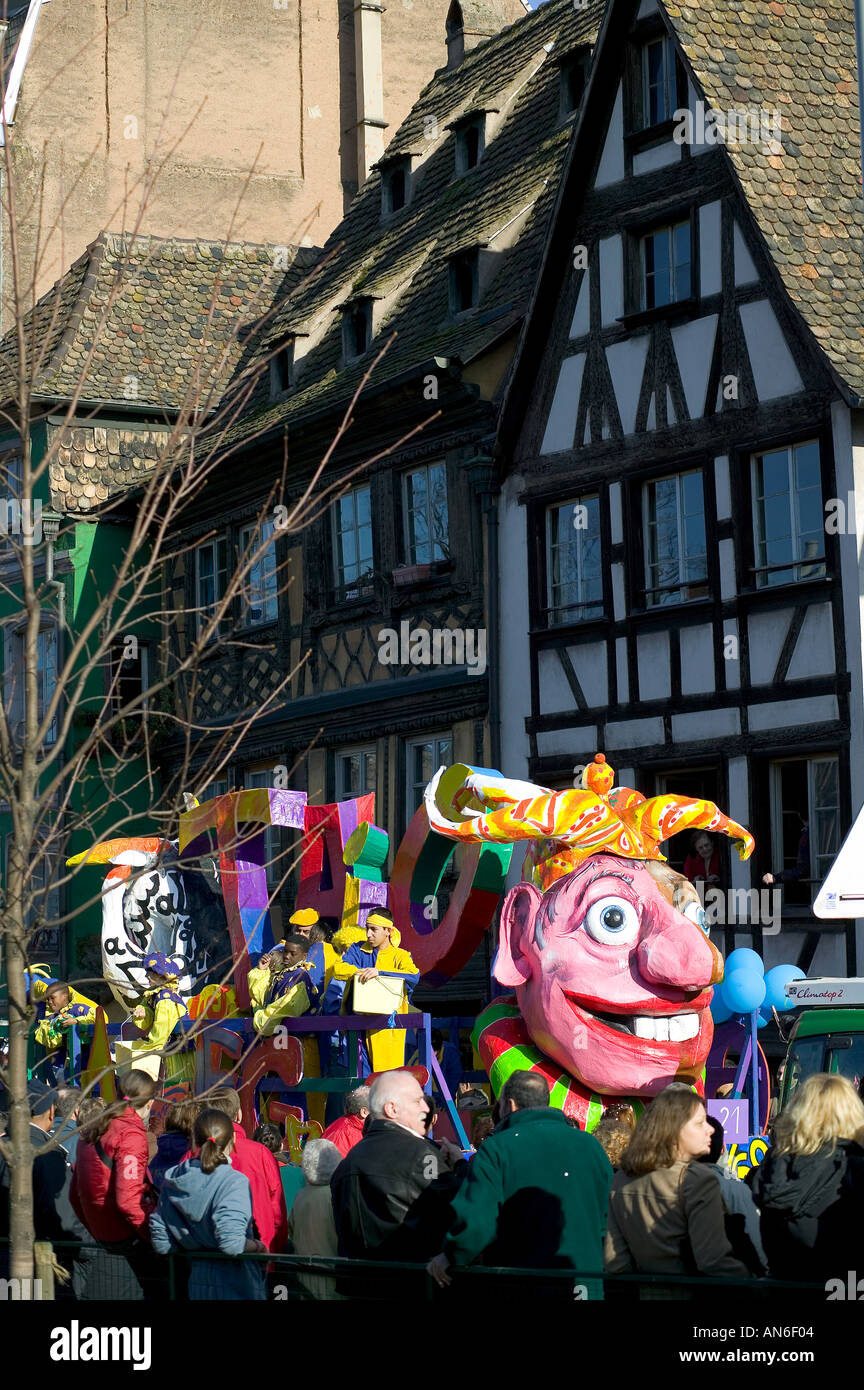 Francia Alsazia Strasburgo sfilata di carnevale satirico di galleggiante e casa in legno e muratura Foto Stock