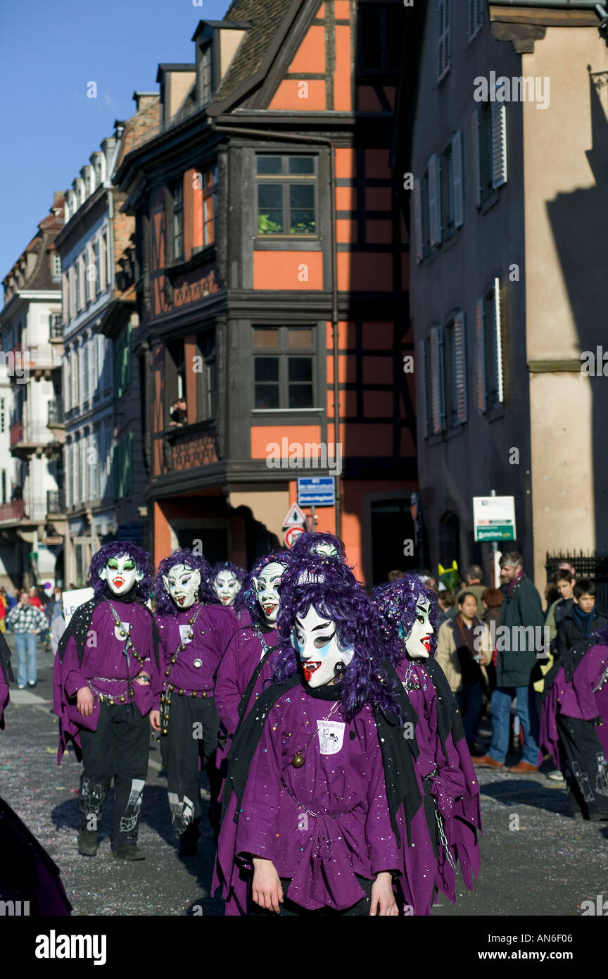 FRANCIA ALSACE STRASBOURG CARNIVAL PARADE GRUPPO DI STREGHE E CASA A GRATICCIO EUROPA Foto Stock