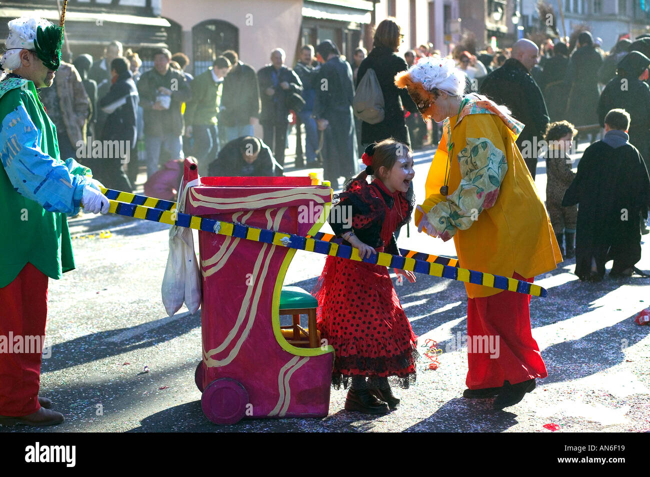 Bambina, portantina, sfilata di carnevale, Strasburgo, Alsazia, Francia, Europa Foto Stock