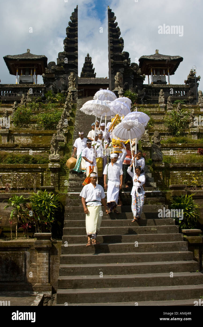 Odalan processione Basukian Pura Besakih o Puseh Jagat tempio indù Bali Indonesia Foto Stock