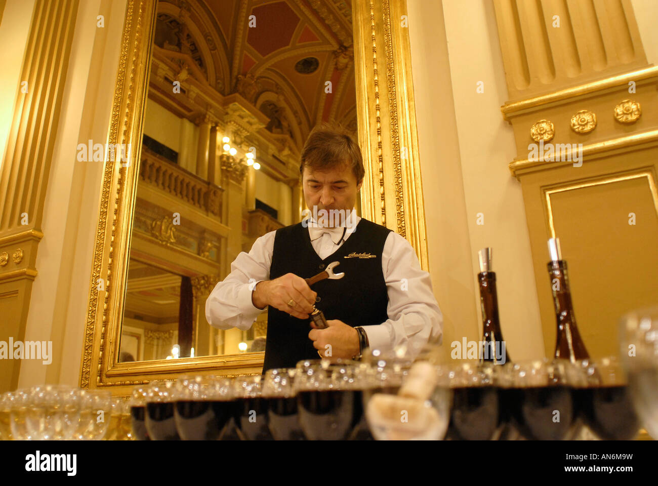Cameriere apertura di bottiglie di vino in una sala banchetti di Praga Repubblica Ceca Foto Stock