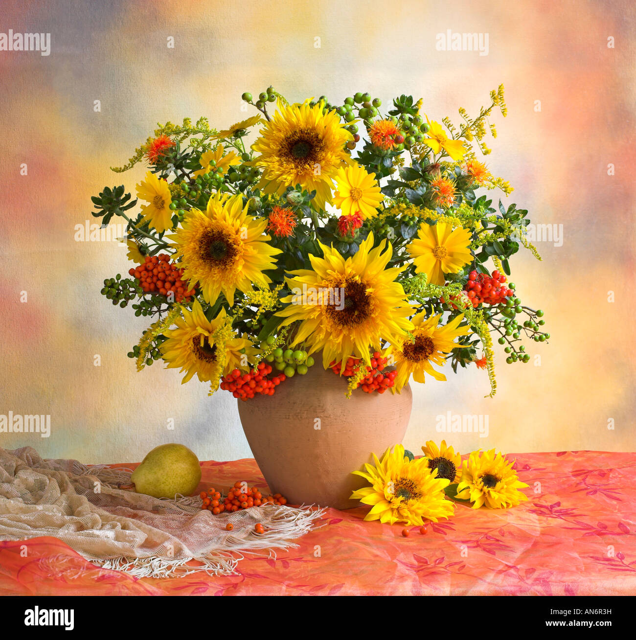 Studio disposti colorati mazzo bouquet di giallo dei girasoli in un vaso su uno sfondo color pastello Foto Stock