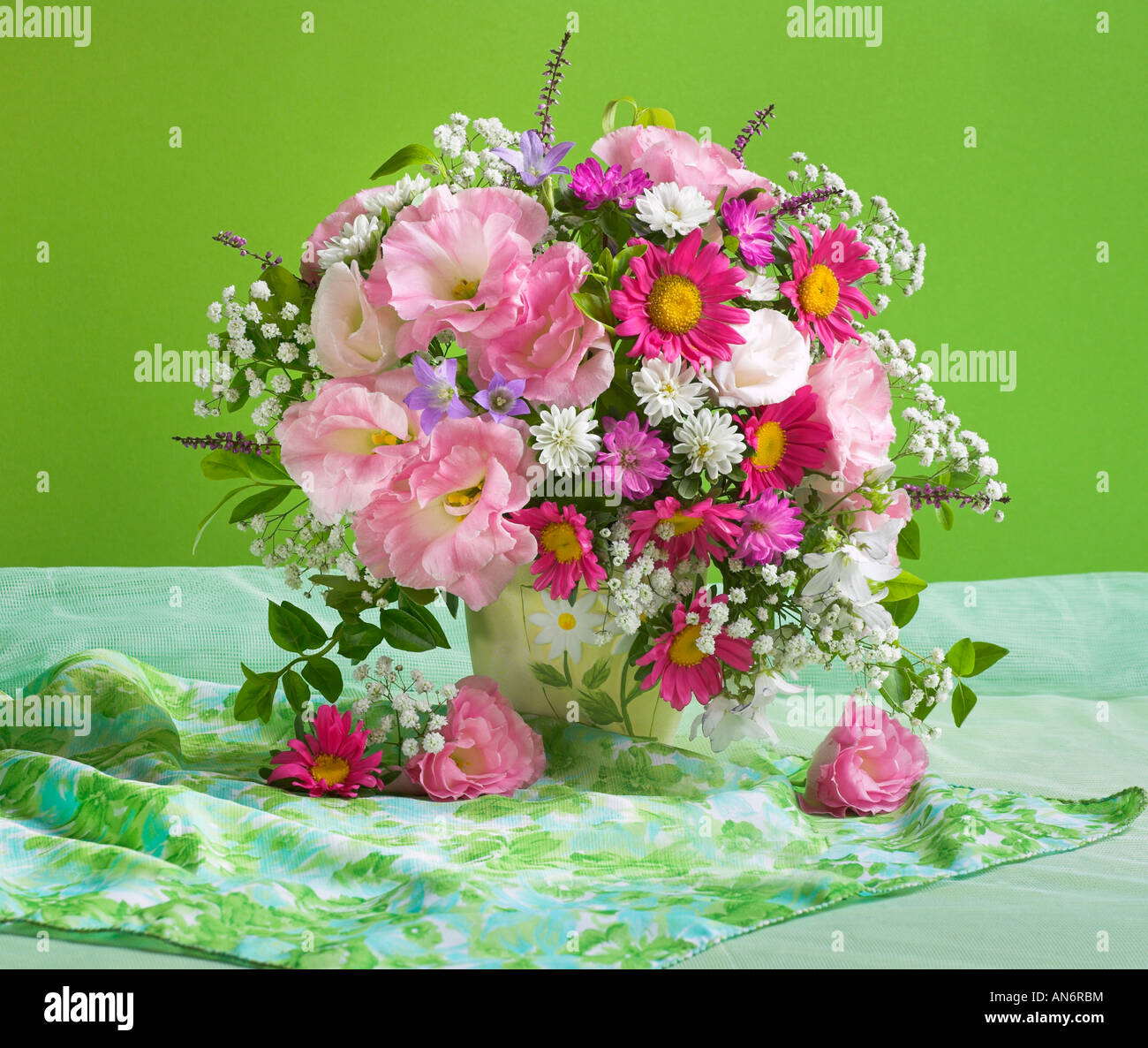 Studio disposti colorato banco bouquet di fioritura di Anemoni rosa su un pastello sfondo verde Foto Stock