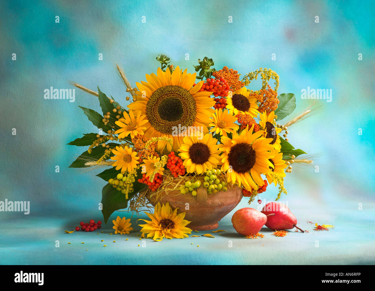 Studio disposti colorati mazzo bouquet di giallo dei girasoli in un vaso su un pastello sfondo blu Foto Stock