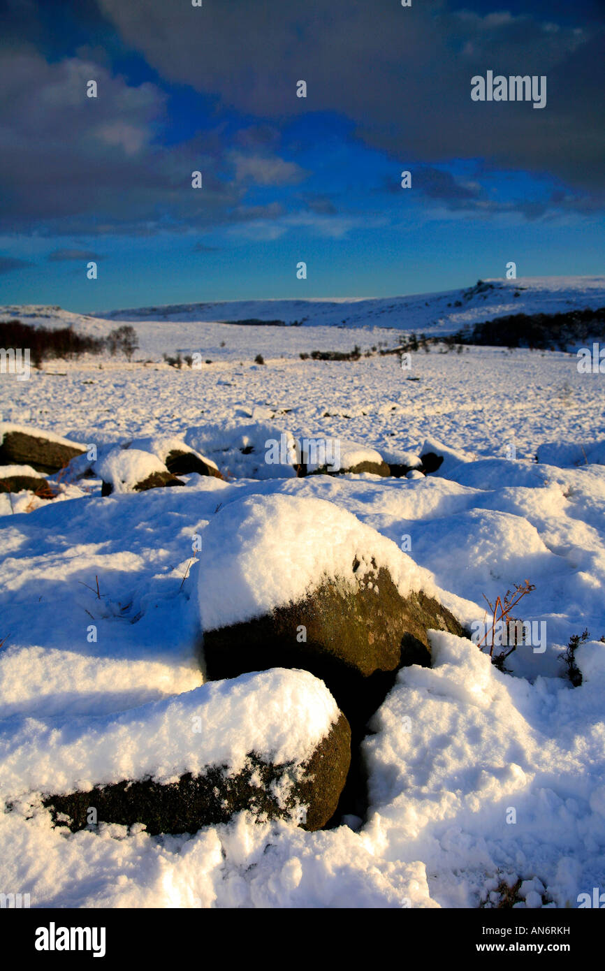 Inverno nevoso a vista Houndkirk Moor vicino a Hathersage Parco Nazionale di Peak District Derbyshire England Regno Unito Regno Unito Foto Stock