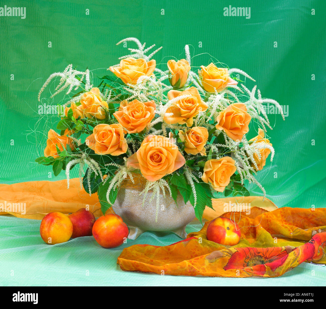 Studio disposti colorati mazzo bouquet di rose di colore giallo in un vaso su un pastello sfondo verde Foto Stock