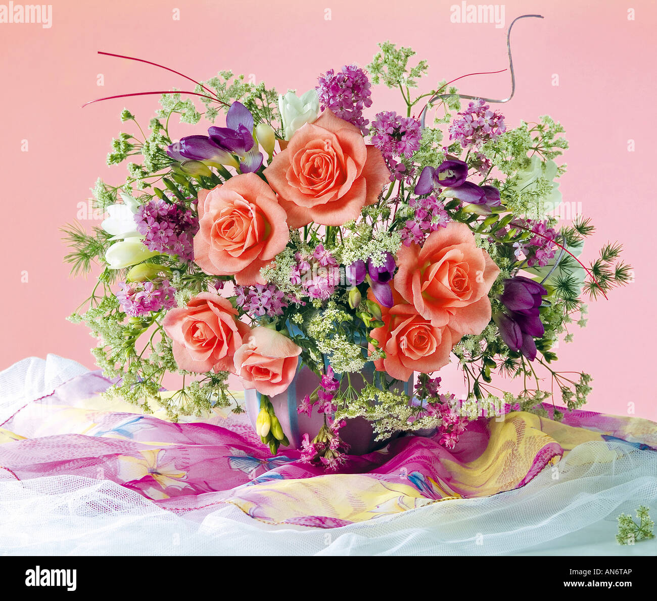 Studio disposti colorati mazzo bouquet di rose rosa in un vaso su uno sfondo color pastello Foto Stock