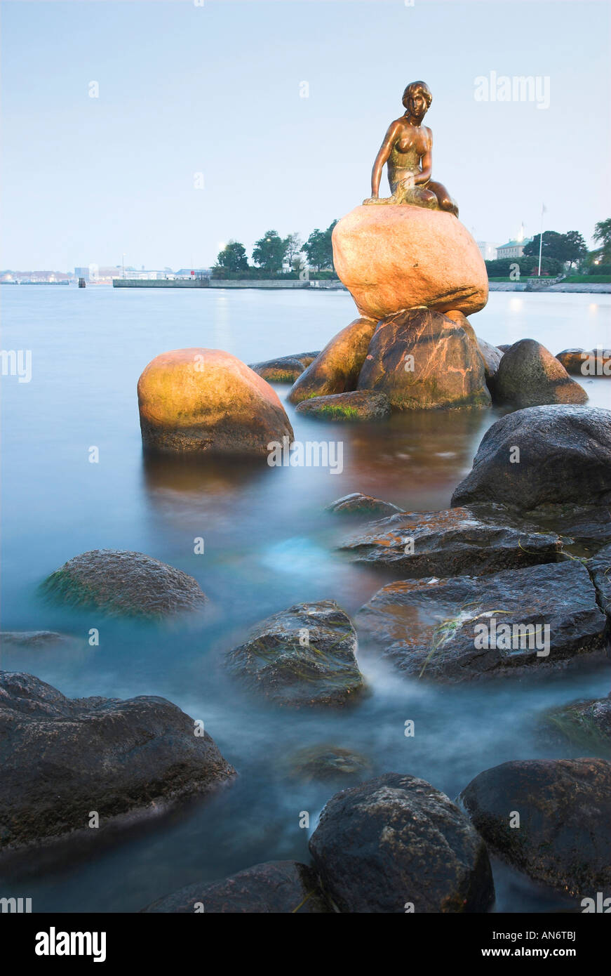 La sirenetta di Copenaghen con la luna la luce al tramonto Foto Stock