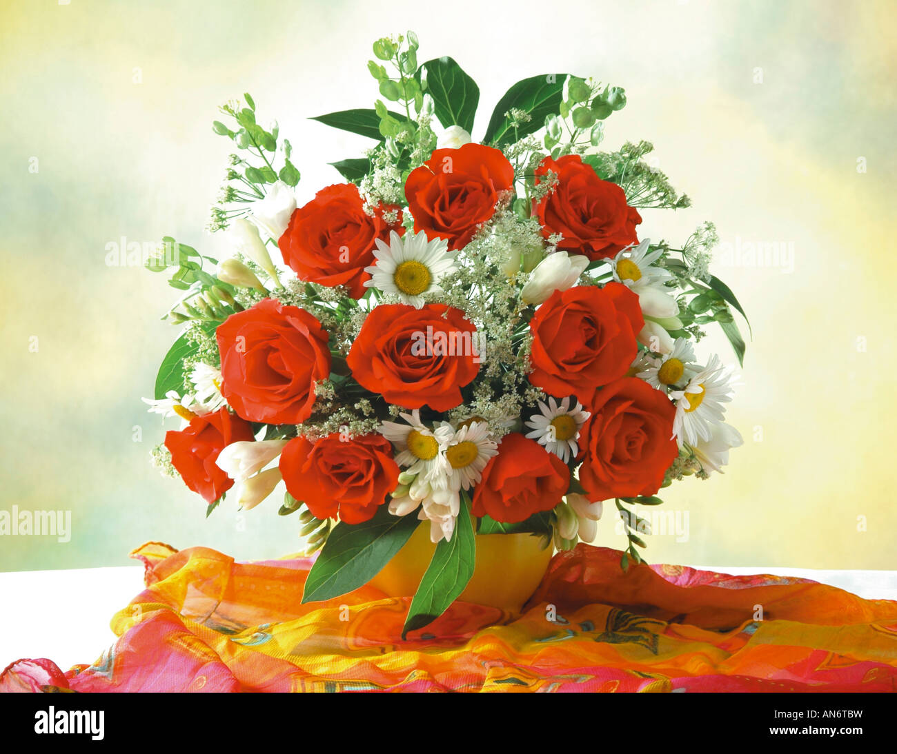 Mazzetto bouquet di rose rosse fiori in un vaso su un pastello sfondo luminoso Foto Stock