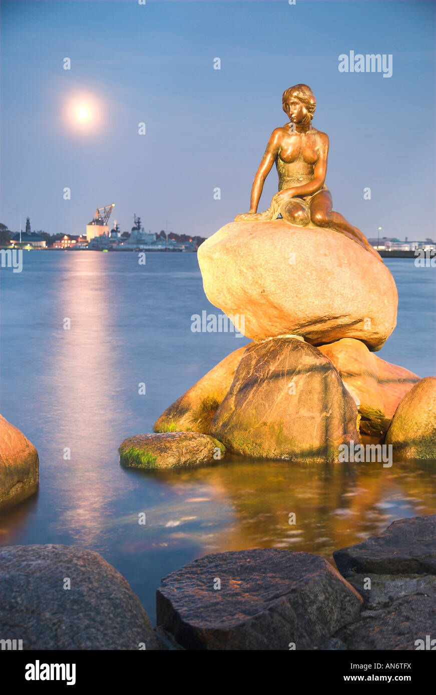 La sirenetta di Copenaghen con la luna la luce al tramonto Foto Stock