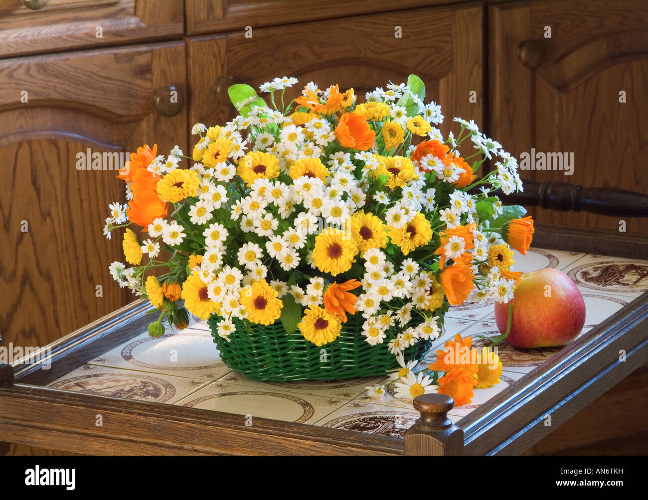 Studio disposti colorato banco bouquet di fiori in primavera con la camomilla su uno sfondo color pastello Foto Stock