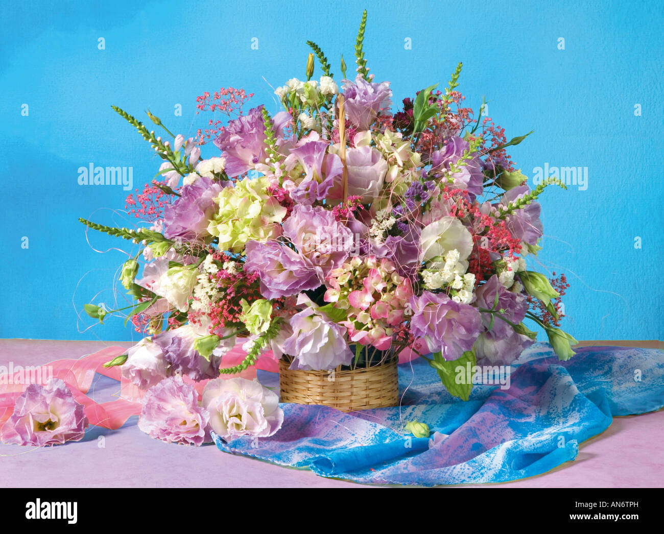 Studio disposti colorati mazzo bouquet di fioritura fiori di primavera su un sfondo pastello Foto Stock