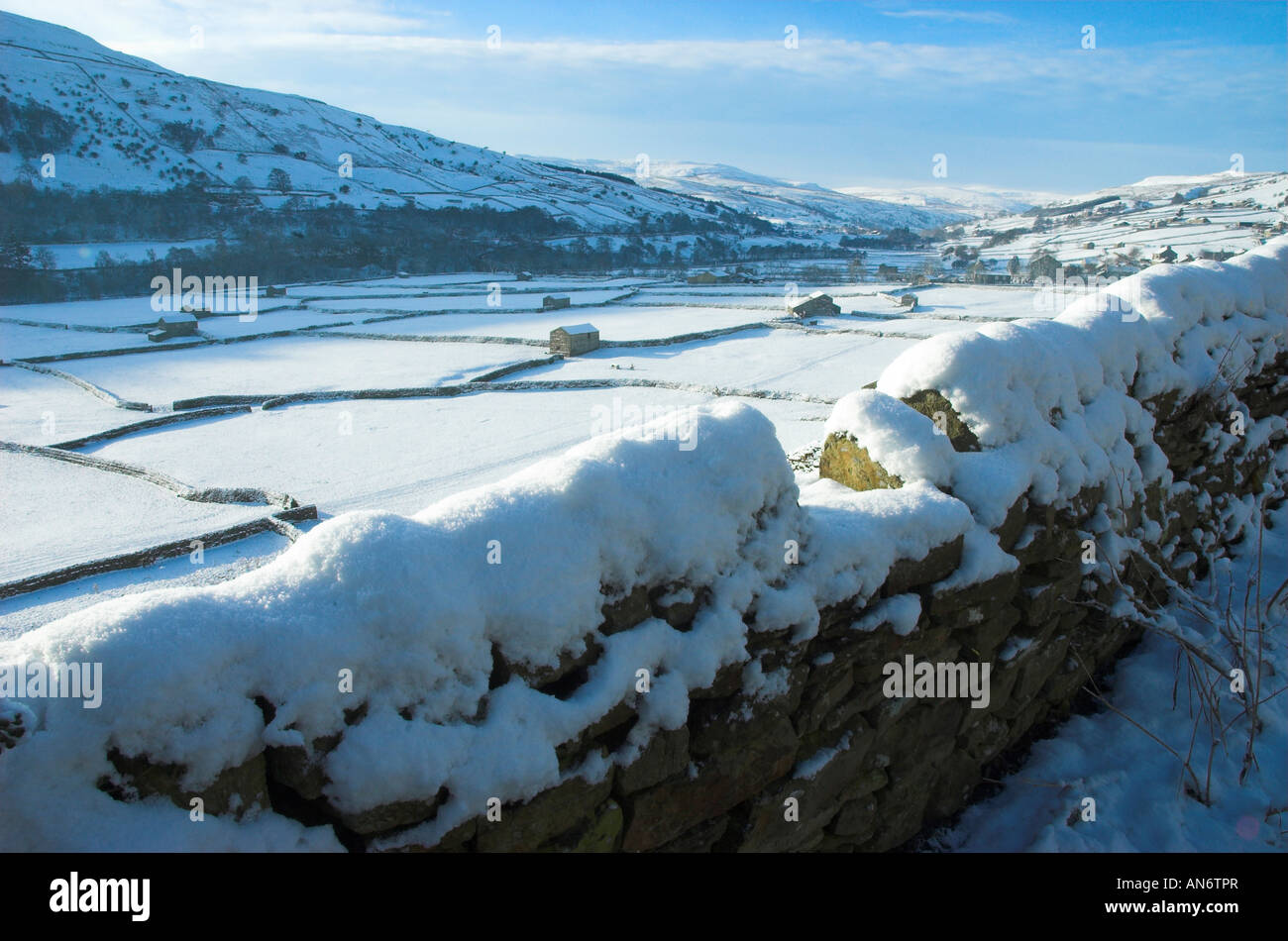 Una coperta di neve asciutta parete di pietra e pietra fienili in neve vicino Gunnerside, Swaledale North Yorkshire England Regno Unito Foto Stock