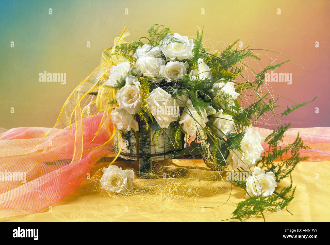 Studio disposti mazzetto bouquet di rose bianche nel cesto su uno sfondo color pastello Foto Stock