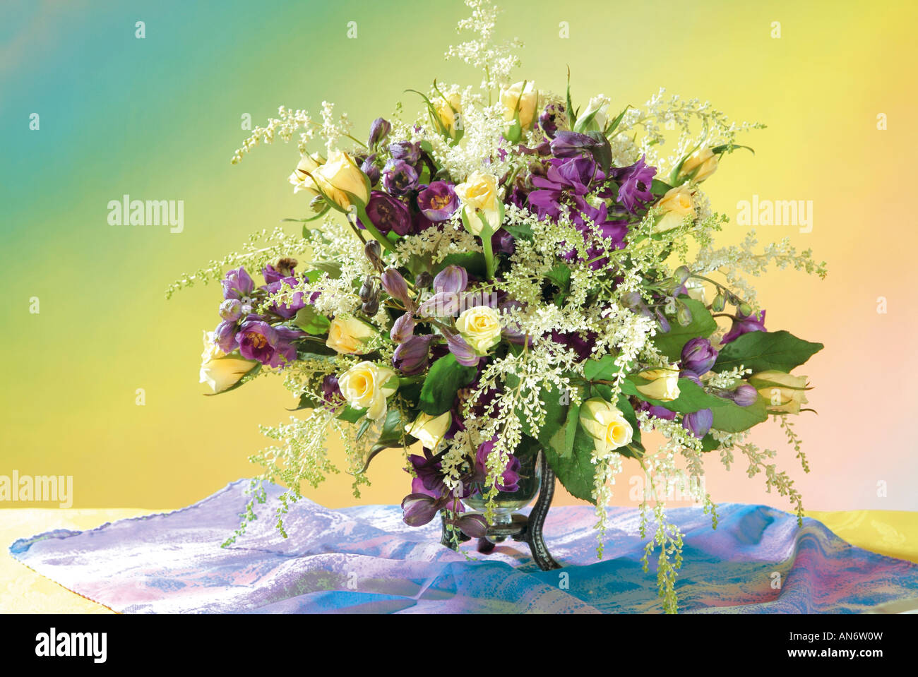 Studio disposti colorati mazzo bouquet di molla di fioritura fresia fiori su uno sfondo color pastello Foto Stock