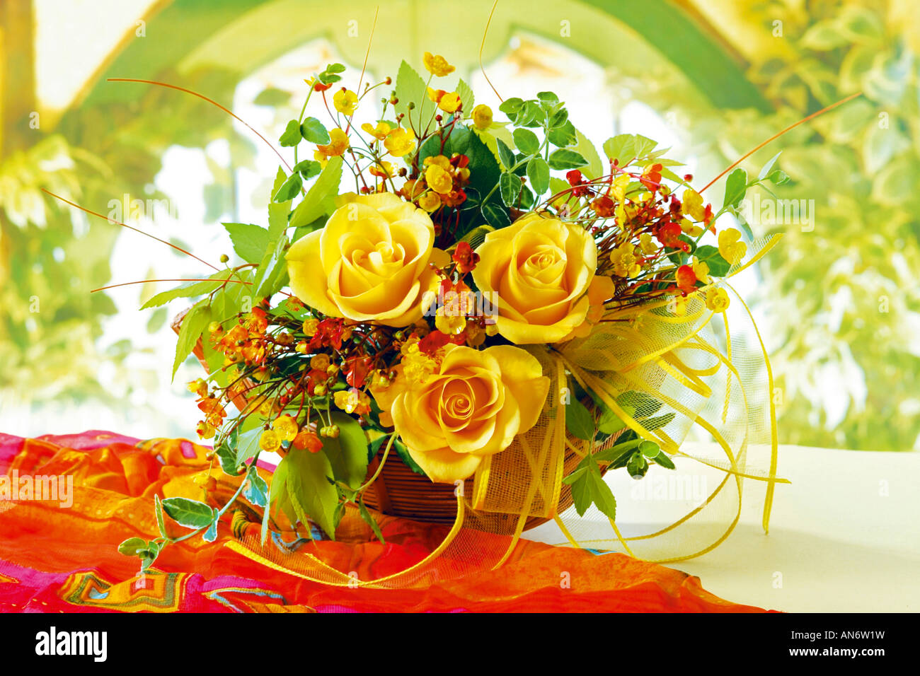 Studio disposti mazzetto giallo bouquet di rose e fiori in un vaso su uno sfondo color pastello Foto Stock