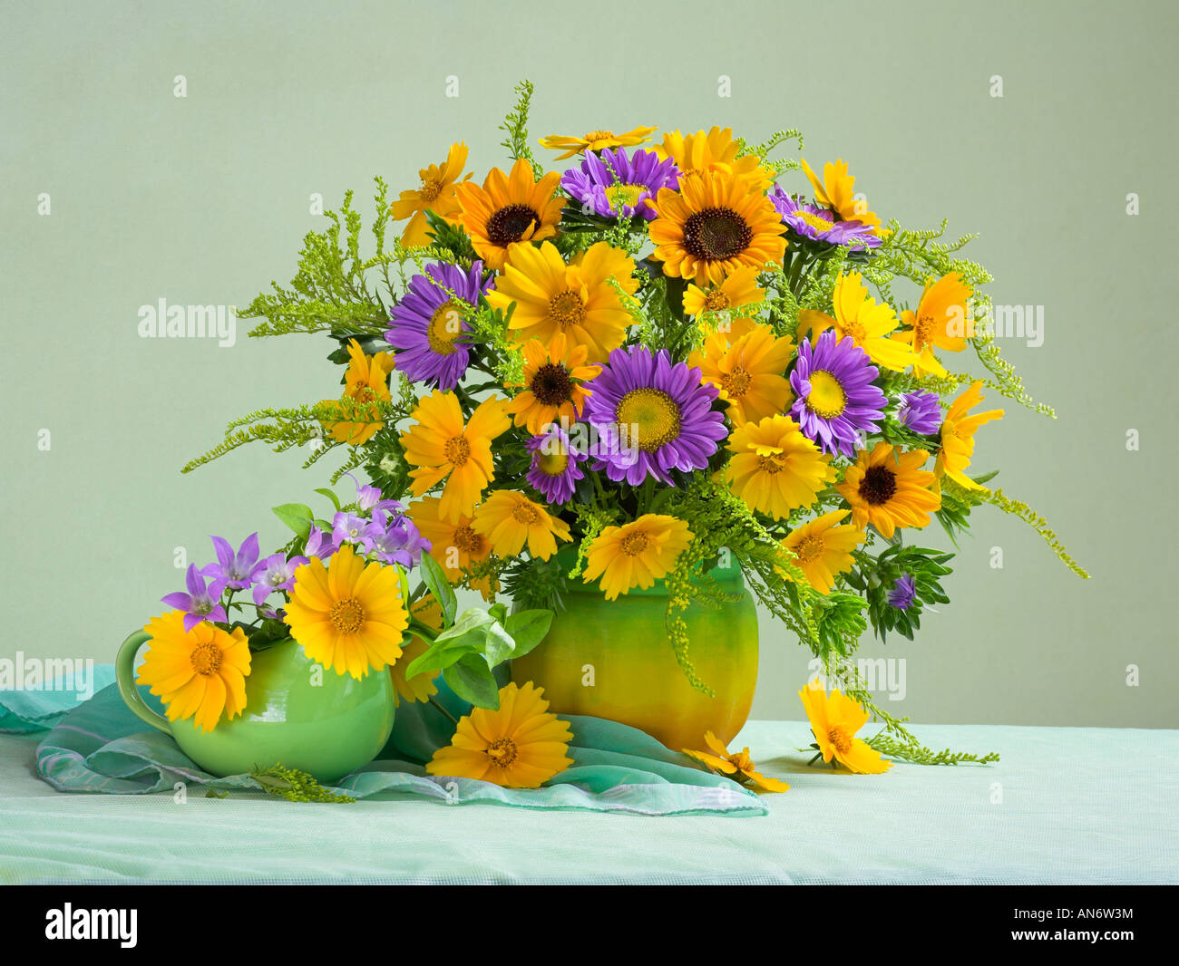 Studio disposti colorati mazzo bouquet di fioritura autunno girasoli in un vaso su uno sfondo color pastello Foto Stock