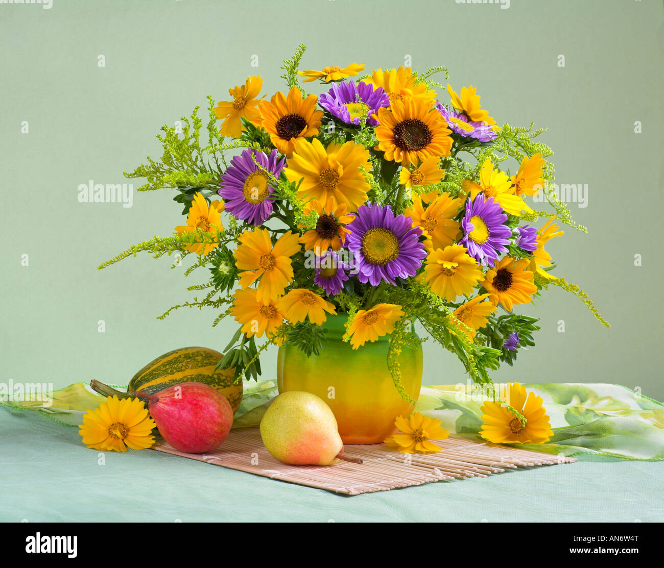 Studio disposti colorati mazzo bouquet di fioritura autunno girasoli fiori su uno sfondo color pastello Foto Stock