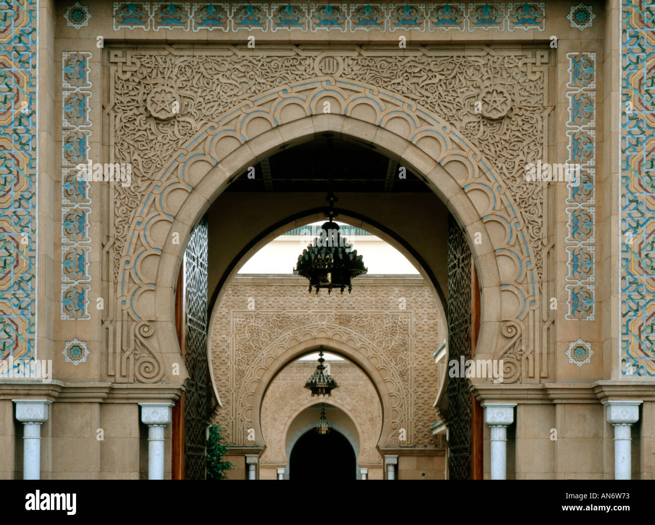 Archi presso il palazzo reale di Rabat Foto Stock