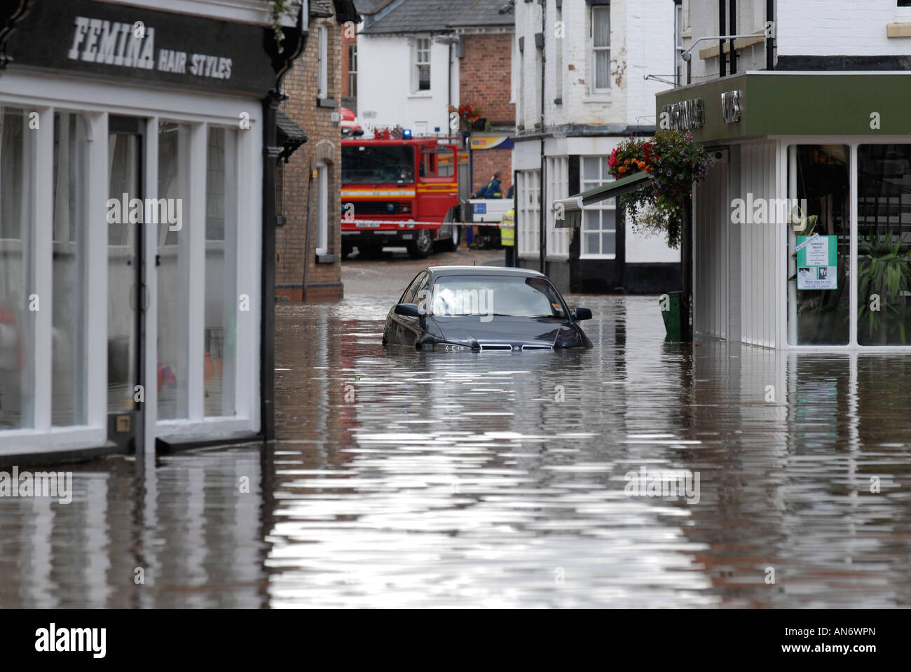 Auto abbandonate a causa delle inondazioni in Market Street Tenbury Wells Giugno 2007 Foto Stock