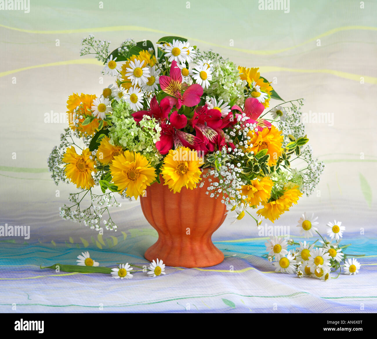 Mazzetto colorato bouquet di fioritura di fiori in primavera con la camomilla in un vaso su sfondo pastello Foto Stock