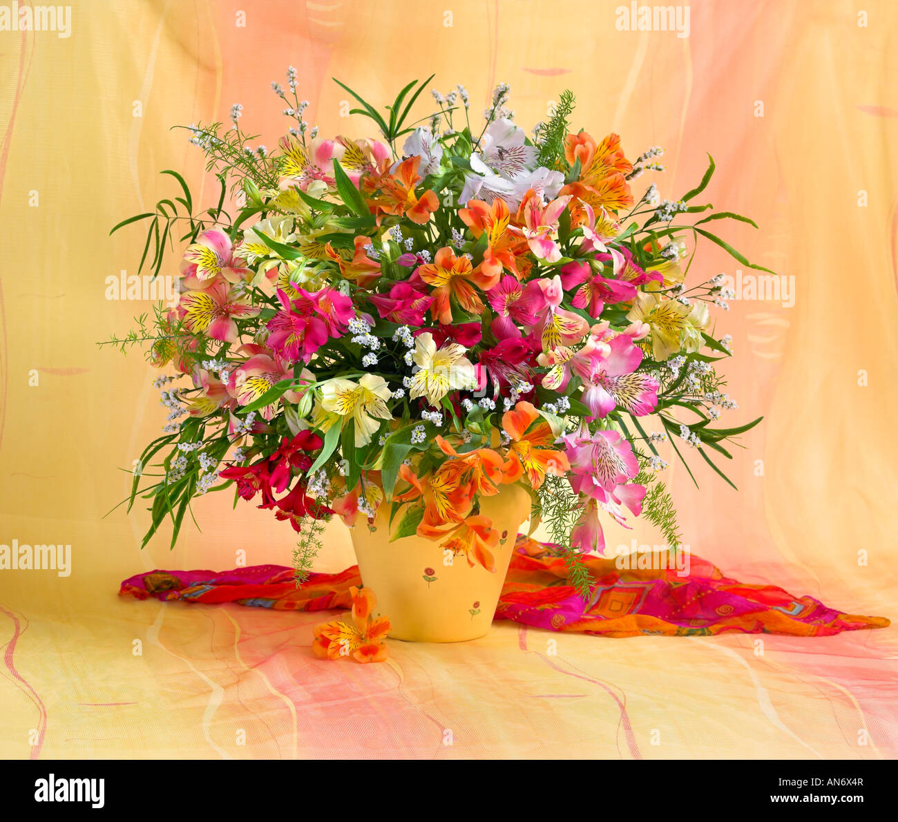 Studio disposti colorati mazzo bouquet di fioritura rosa e giallo fresia fiori in un vaso su uno sfondo color pastello Foto Stock