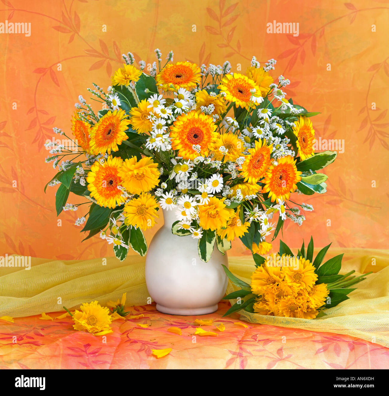 Studio disposti mazzetto bouquet di fiori gialli in un vaso su un pastello sfondo giallo Foto Stock
