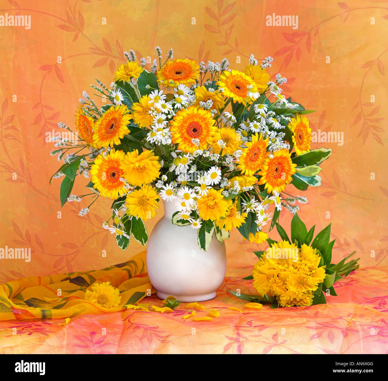 Studio disposti colorato banco bouquet di gerbera gialla fiori in vaso su uno sfondo color pastello Foto Stock