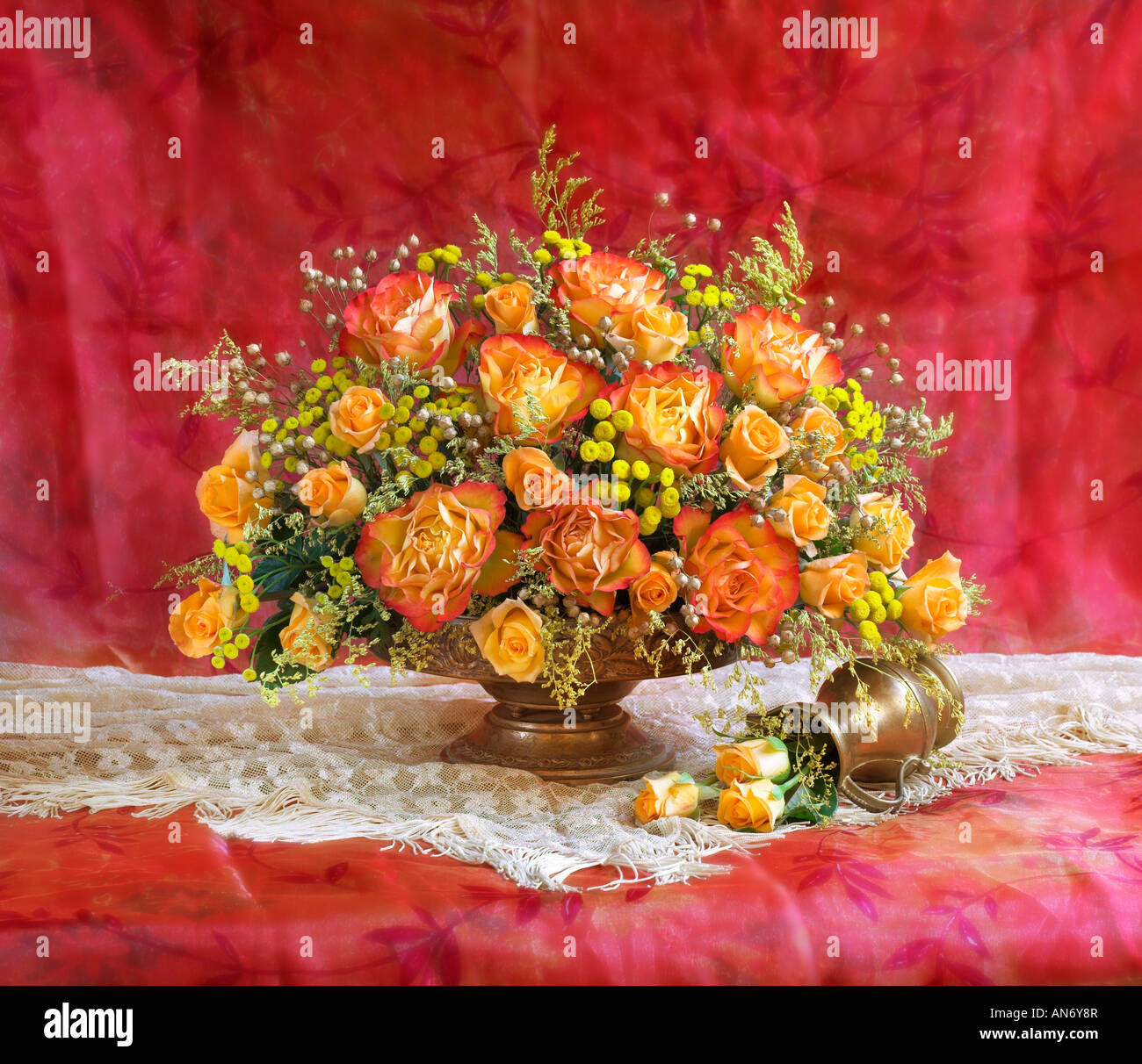 Studio disposti giallo banco bouquet di rose in fiore in un vaso su un rosso sfondo pastello Foto Stock