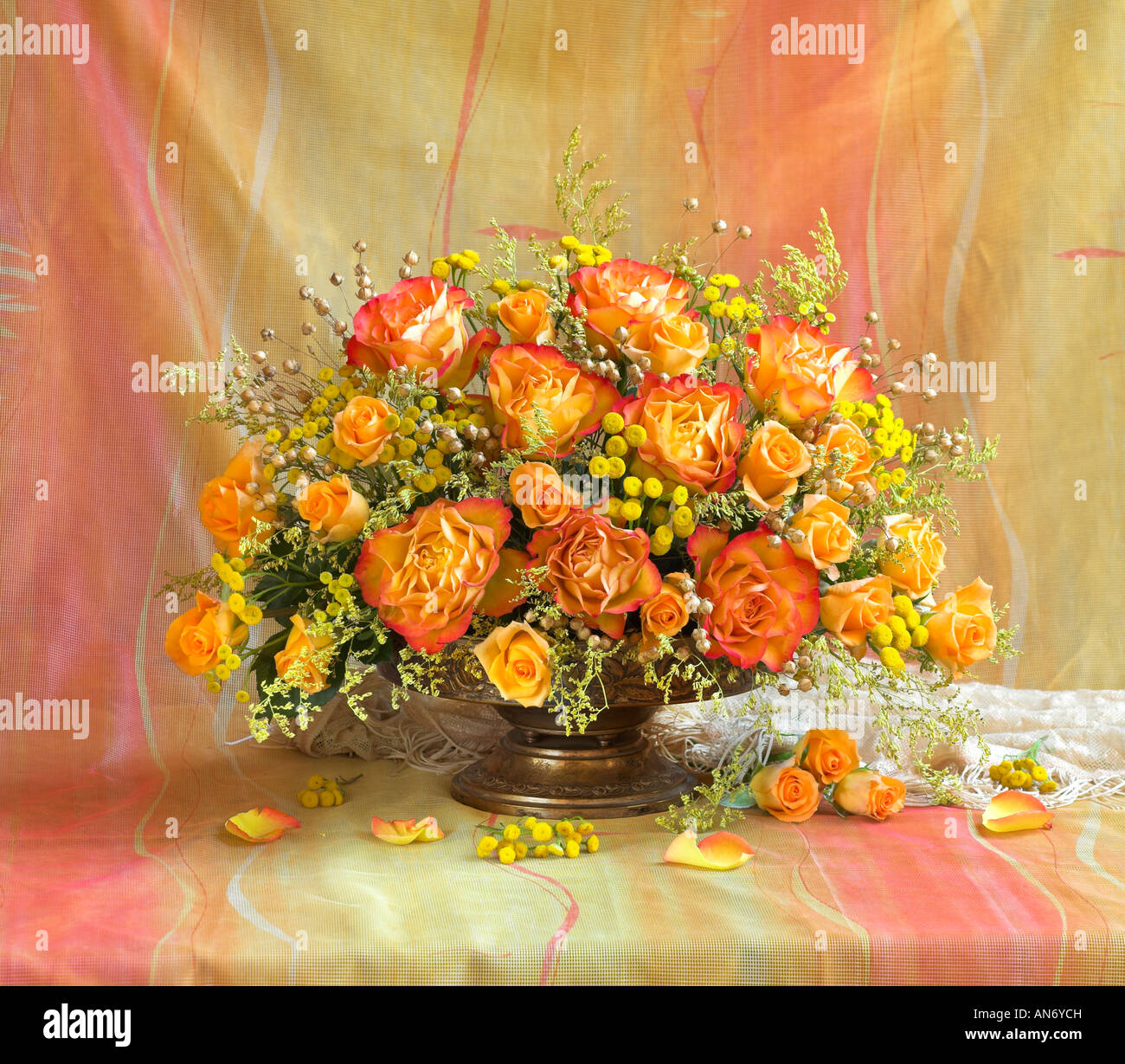 Studio disposti colorati mazzo bouquet di rose di colore giallo in un vaso su un pastello sfondo arancione Foto Stock