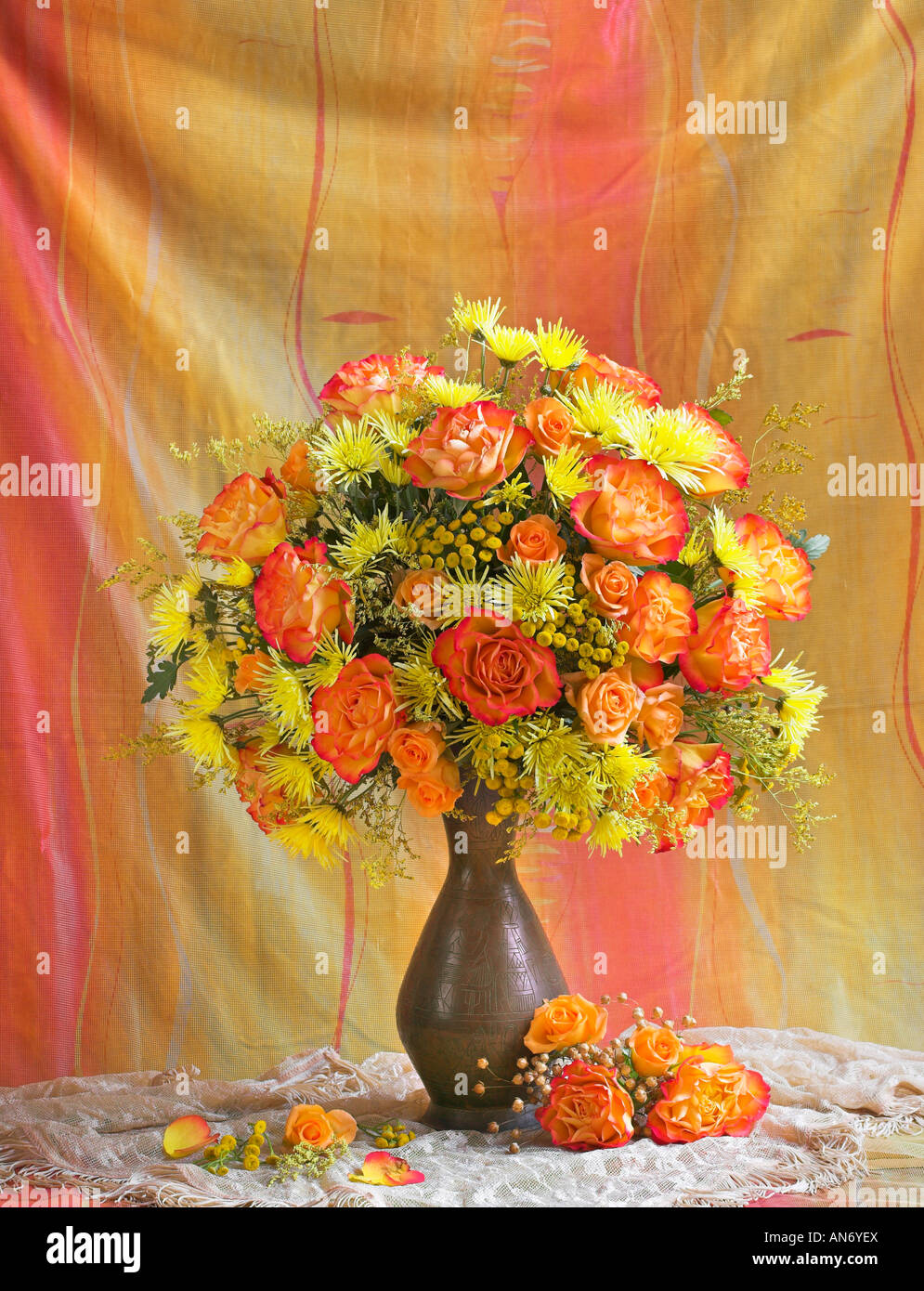 Studio disposti colorati mazzo bouquet di primavera in fiore fiori in un vaso su uno sfondo color pastello Foto Stock