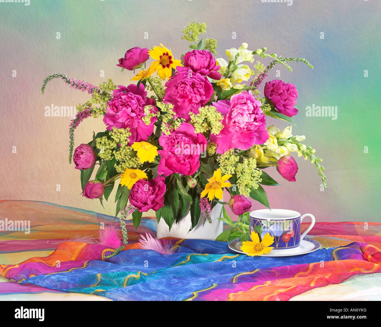 Studio disposti colorati mazzo bouquet di fioritura fiori di primavera su un sfondo pastello Foto Stock