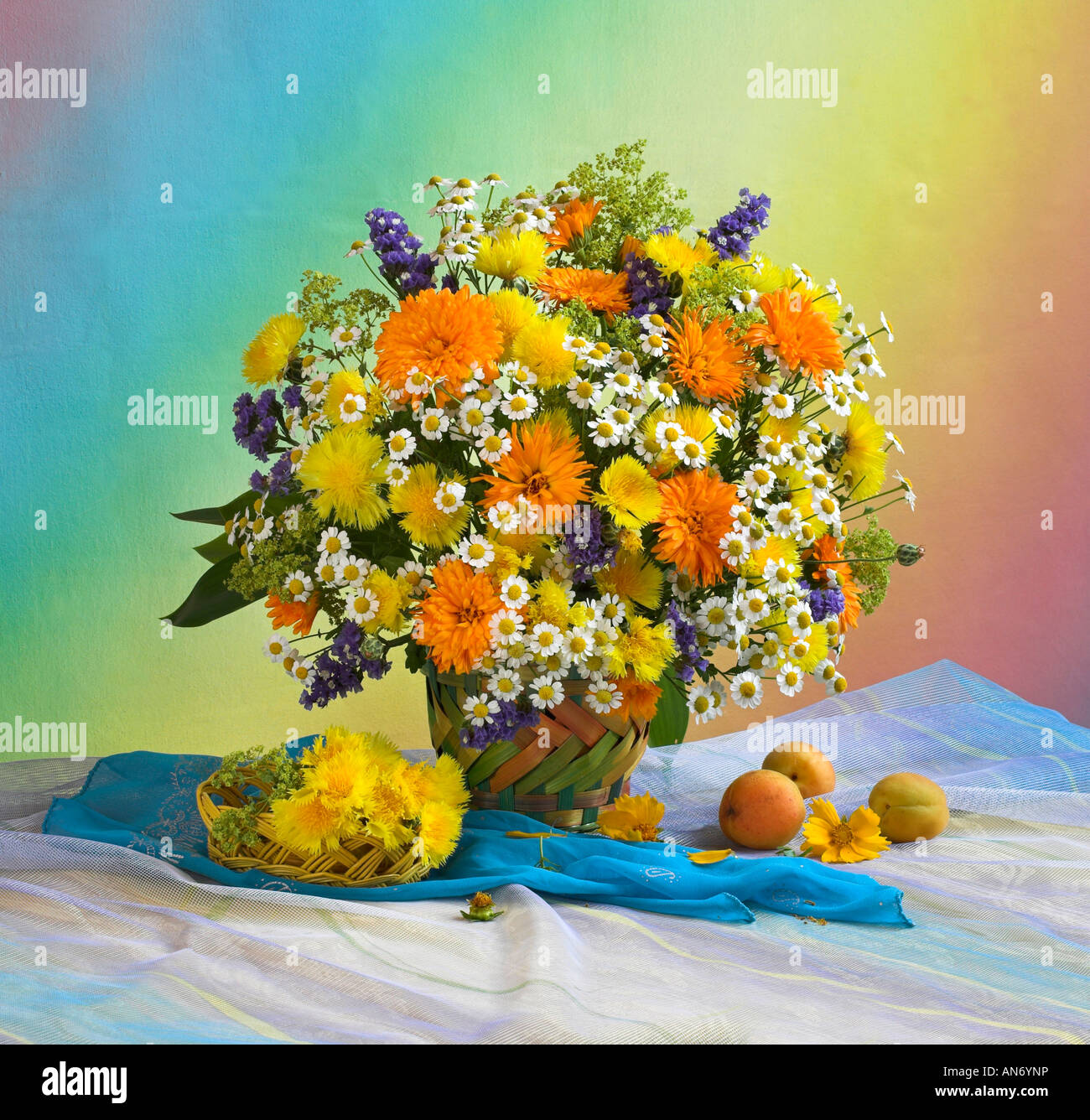 Studio disposti colorati mazzo bouquet di fiori gialli in un vaso con camomilla su un pastello sfondo colorato Foto Stock