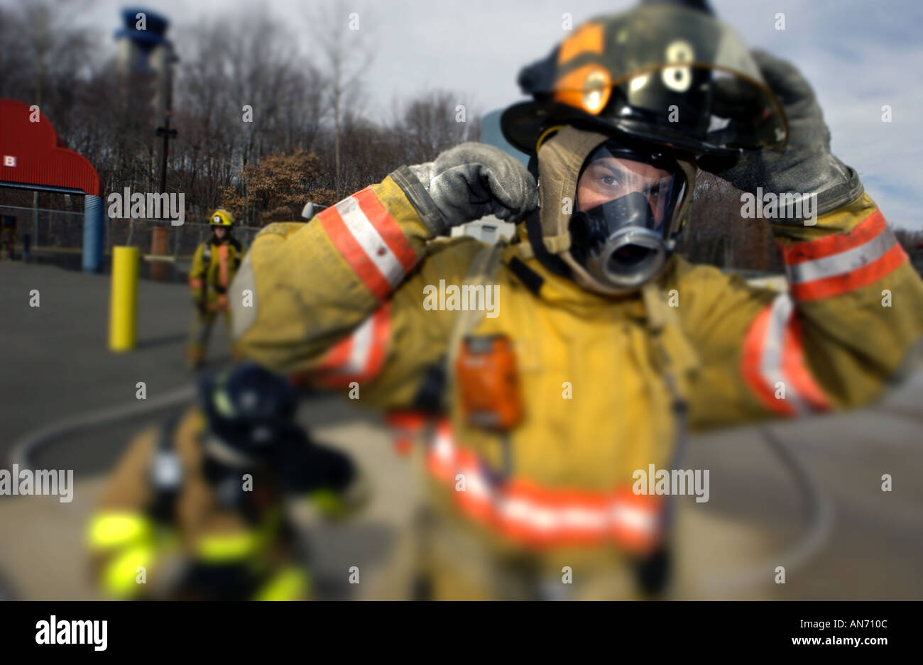 I vigili del fuoco di formazione presso una scuola di fuoco college Foto Stock