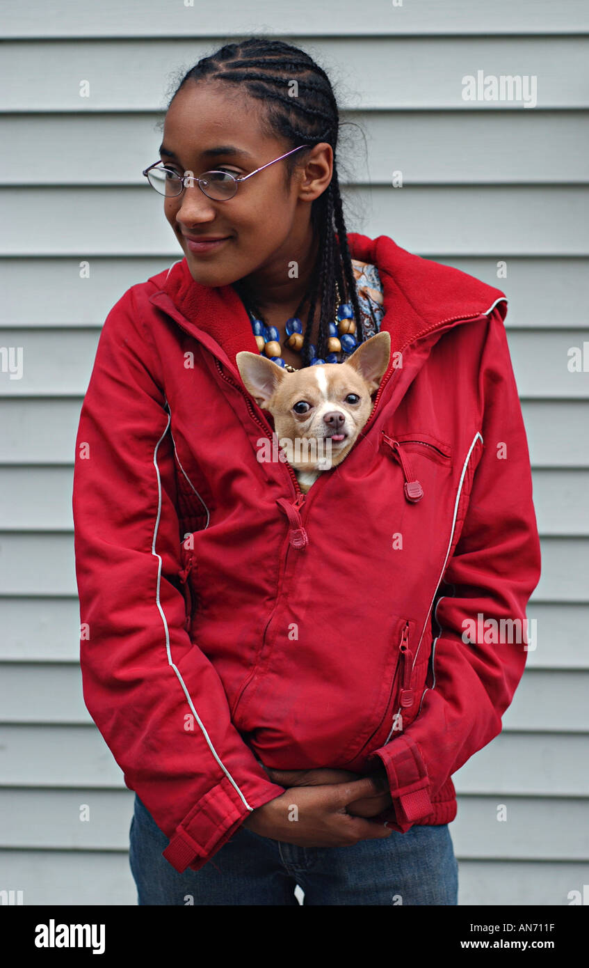 Giovane donna ragazza ragazza con cane nel suo cappotto Foto Stock