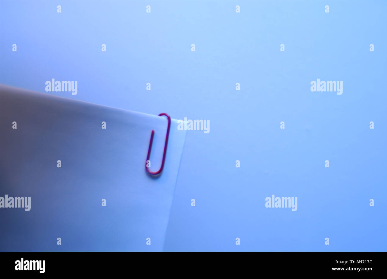 Rossa a forma di graffetta nell'angolo di una lettera della Business Idea Foto Stock