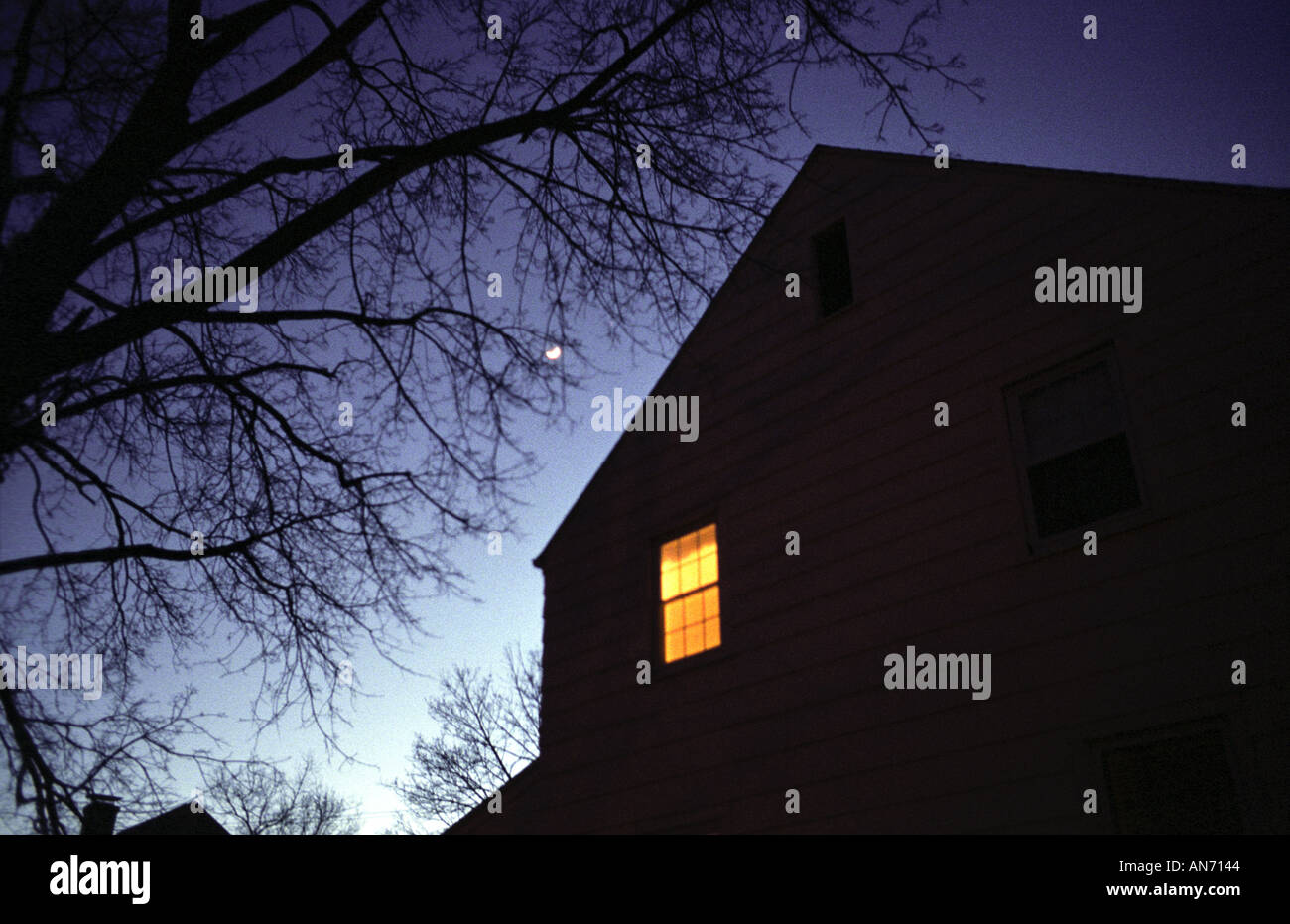 "Lavora fino a tardi' una casa al crepuscolo con una camera singola lit. insonnia, insomniac. Notte. " La notte " Foto Stock