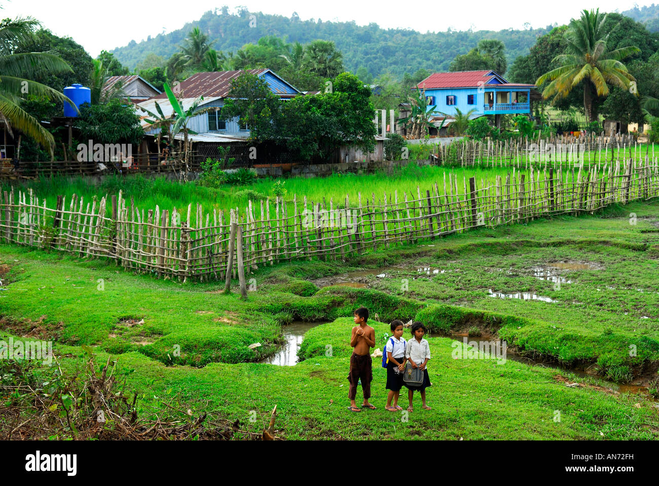 Bambini al villaggio di strada nella provincia di Koh Kong, Cambogia, Asia sudorientale Foto Stock