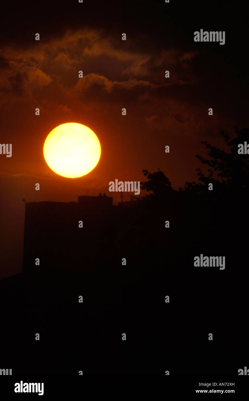 Un naturale tramonto spettacolare,dietro il profilarsi di blocchi di appartamenti,in Staffordshire Inghilterra, Foto Stock