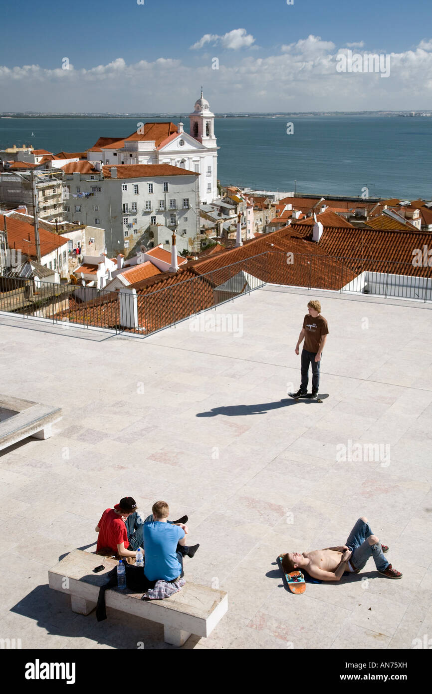 I giovani a prendere il sole a Santa Luzia Viewpoint, Lisbona, Portogallo Foto Stock