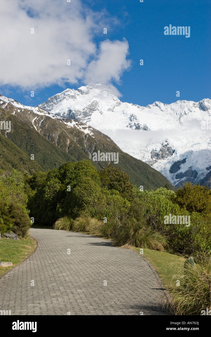 Lastricata via a piedi dal Villaggio di Mt Cook in Nuova Zealands Alpi del Sud Foto Stock