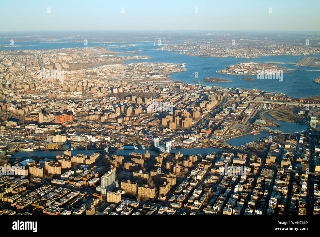 Vista aerea sopra Manhattan a Harlem verso il fiume Bronx New York City Foto Stock
