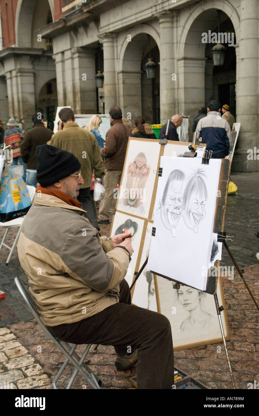 A Madrid, un caricaturista strada vivere da disegno (Spagna). Caricaturiste vivant de figlio d'arte à Madrid (Espagne). Foto Stock