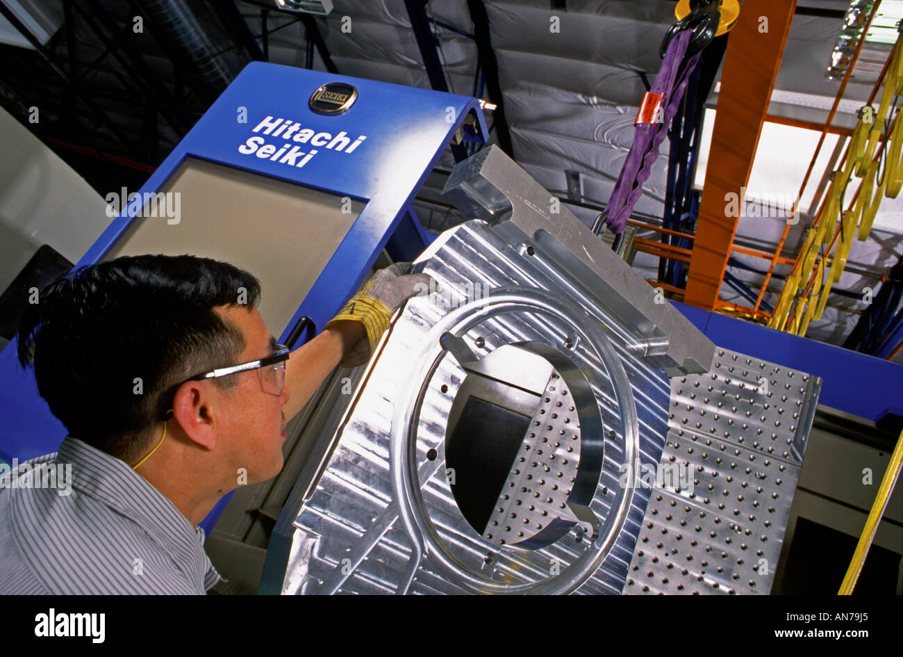 Lavoratore si muove finemente in alluminio lavorato in parte in posizione per la fabbricazione di Silicon Valley in California Foto Stock