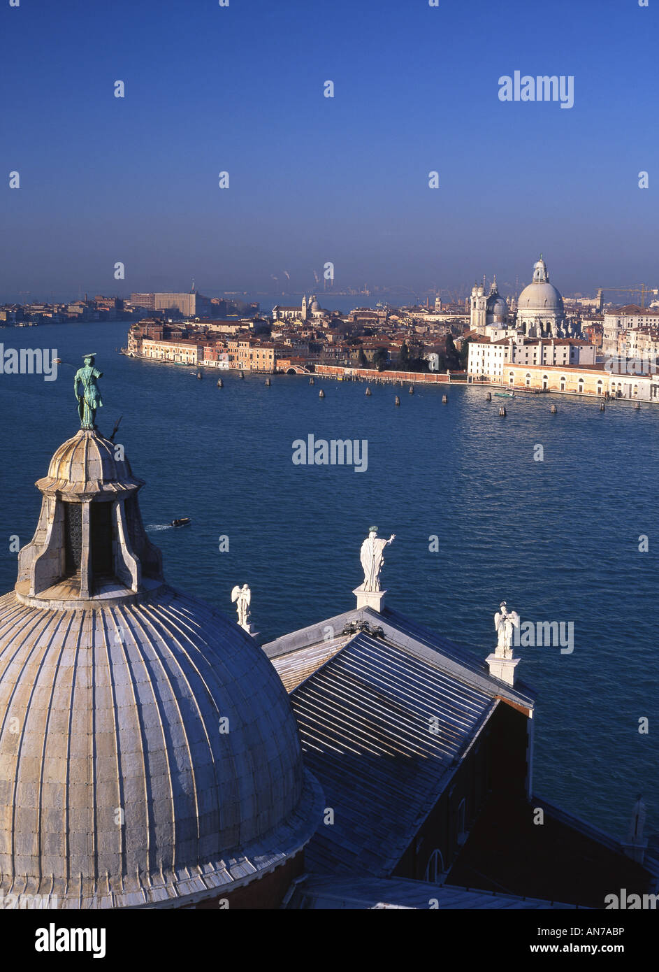 Vista sulla laguna di San Giorgio Maggiore il campanile Venezia Veneto Italia Foto Stock