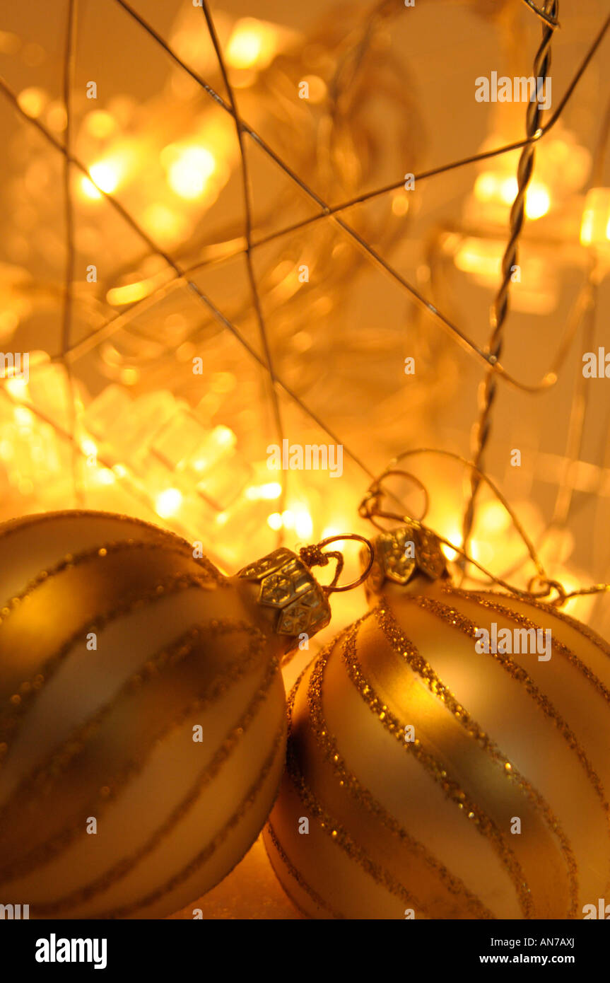 Decorazioni di Natale - luci e baubles, sullo sfondo di Natale Foto Stock