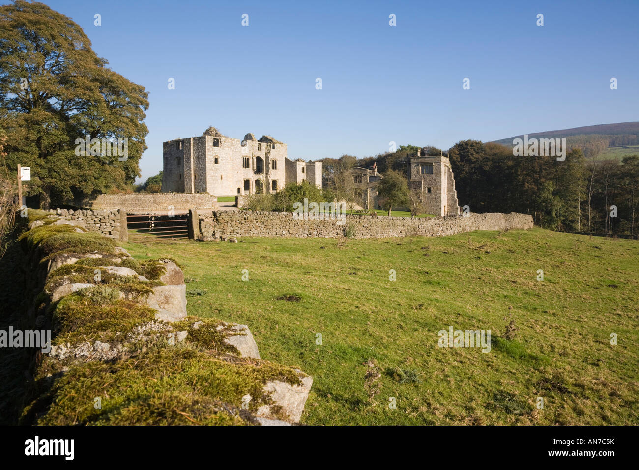 Barden torre medievale rovine lodge seguito fortificato casa in Yorkshire Dales National Park. Barden Wharfedale North Yorkshire England Regno Unito Foto Stock