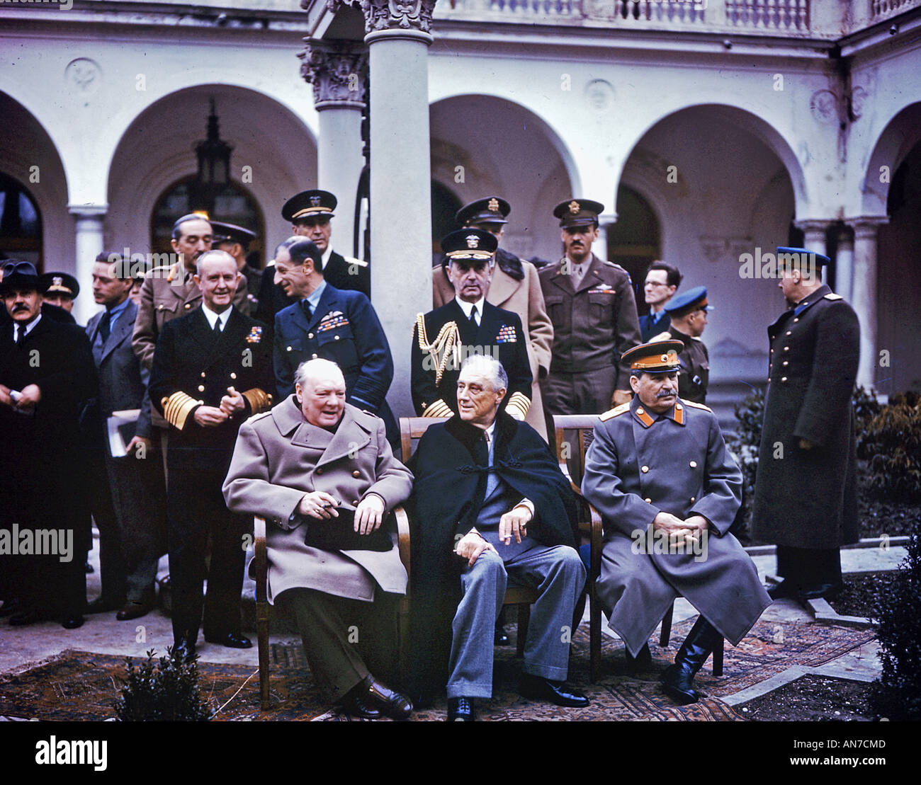 Conferenza di Yalta Febbraio 1945 . Seduti da sinistra: Churchill, Roosevelt e Stalin. Vedere la descrizione seguente. Foto di Gale Lewis Foto Stock